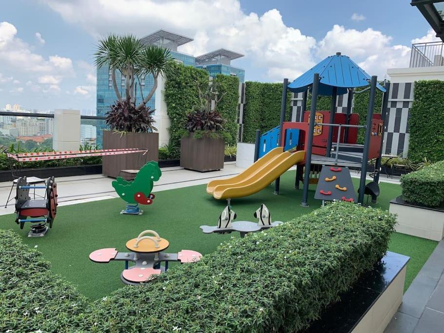 Căn hộ Steps To Vincom/casino/d1/pool/gym/netflix/3beds *