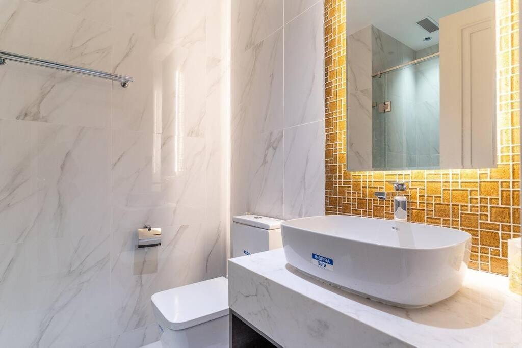 Căn hộ Steps To Vincom/casino/d1/pool/gym/netflix/3beds TP. Hồ Chí Minh