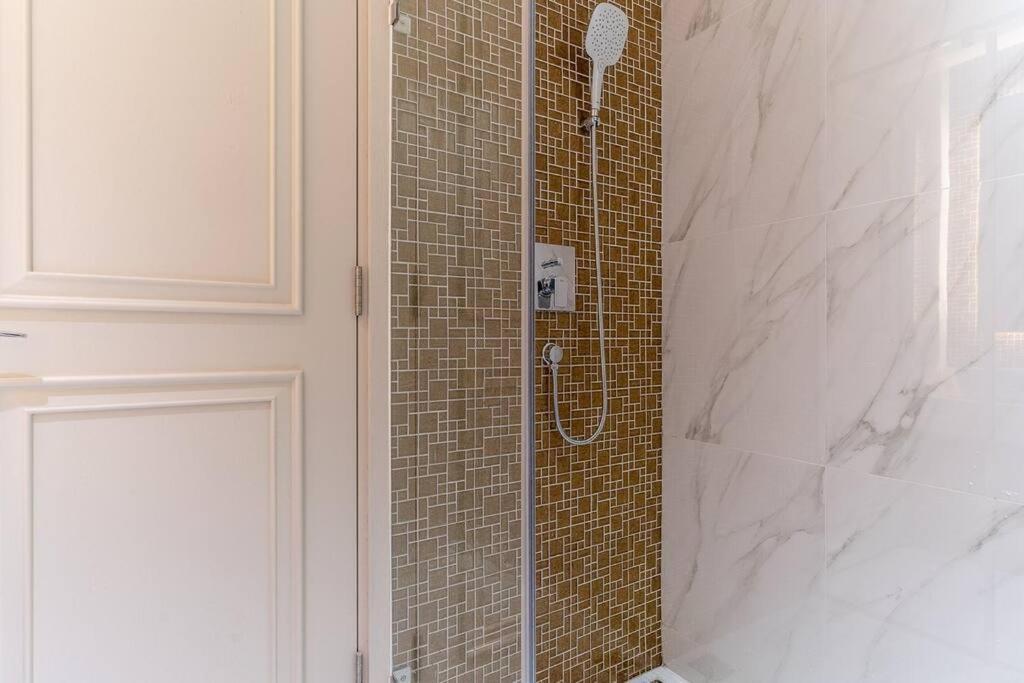 Steps To Vincom/casino/d1/pool/gym/netflix/3beds Căn hộ